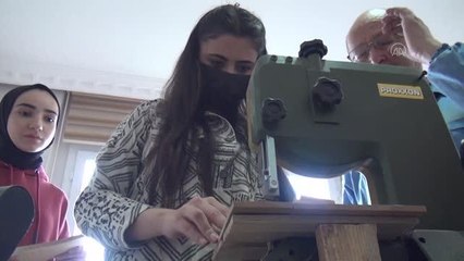 Geleceğin anaokulu öğretmenleri, ahşap atölyesinde eğitici oyuncak yapıyor