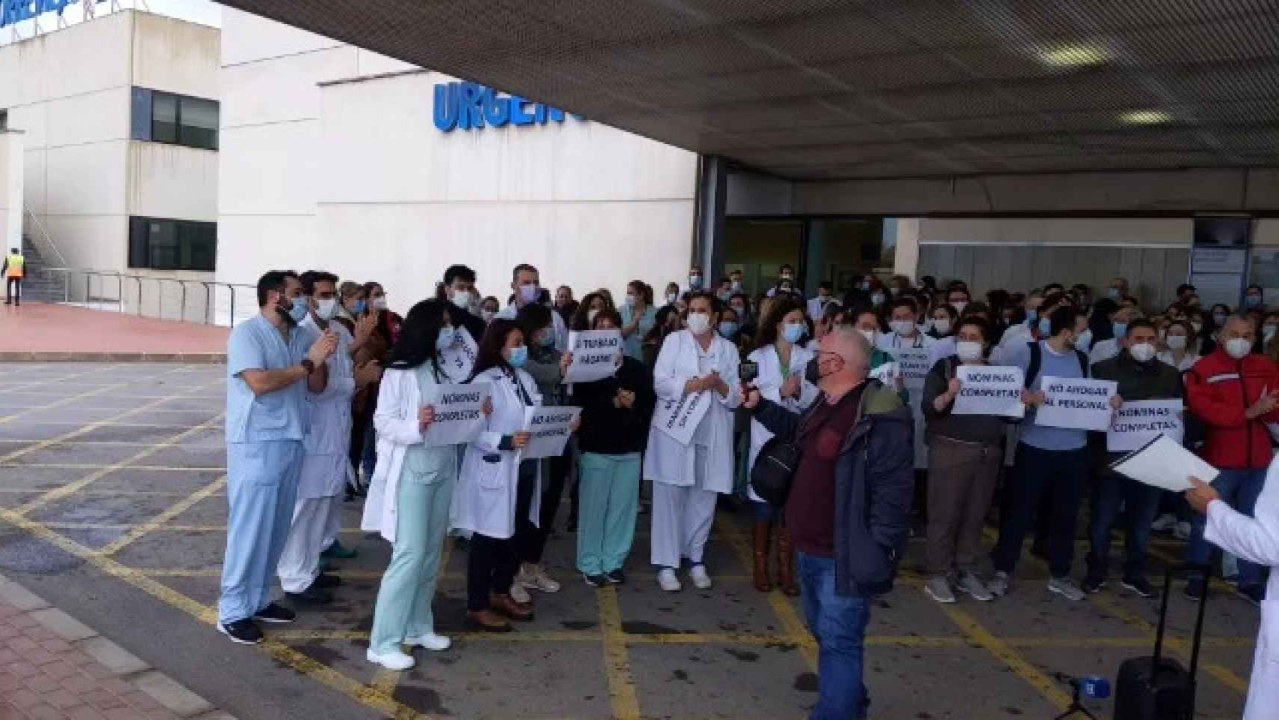 Los trabajadores del Hospital de Torrevieja piden el cese de la gerente, Pilar Santos.