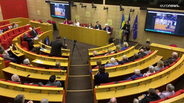 Sanctions : faut-il utiliser les avoirs russes gelés pour indemniser les victimes en Ukraine ?