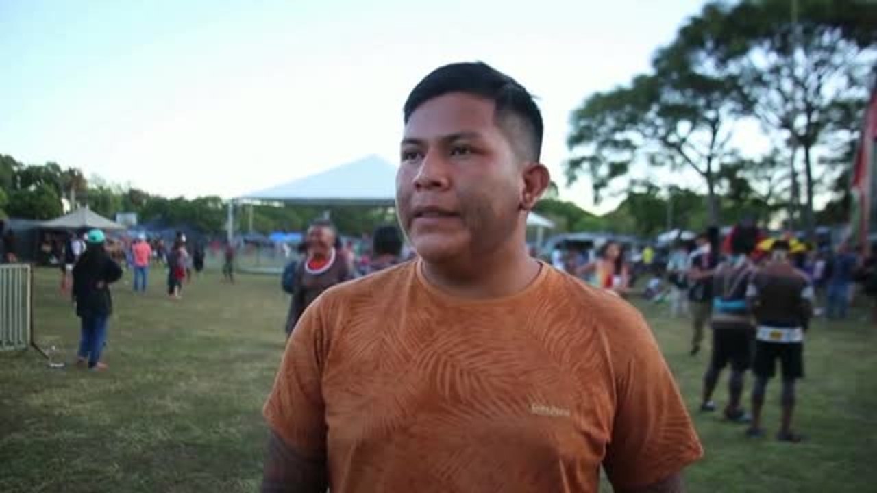 Miles de indígenas protestan en Brasil contra la ley que permite explotar sus tierras
