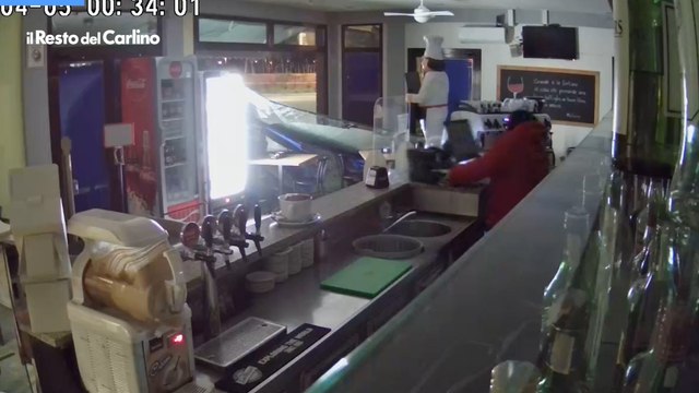Spaccata Bologna, sfonda la vetrina con l'auto. Il video mentre ruba la cassa