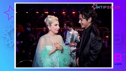V BTS Dapat Ciuman Mesra Dari Lady Gaga