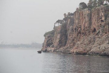 Falezlerden düşen üniversite öğrencisini deniz polisi kurtardı