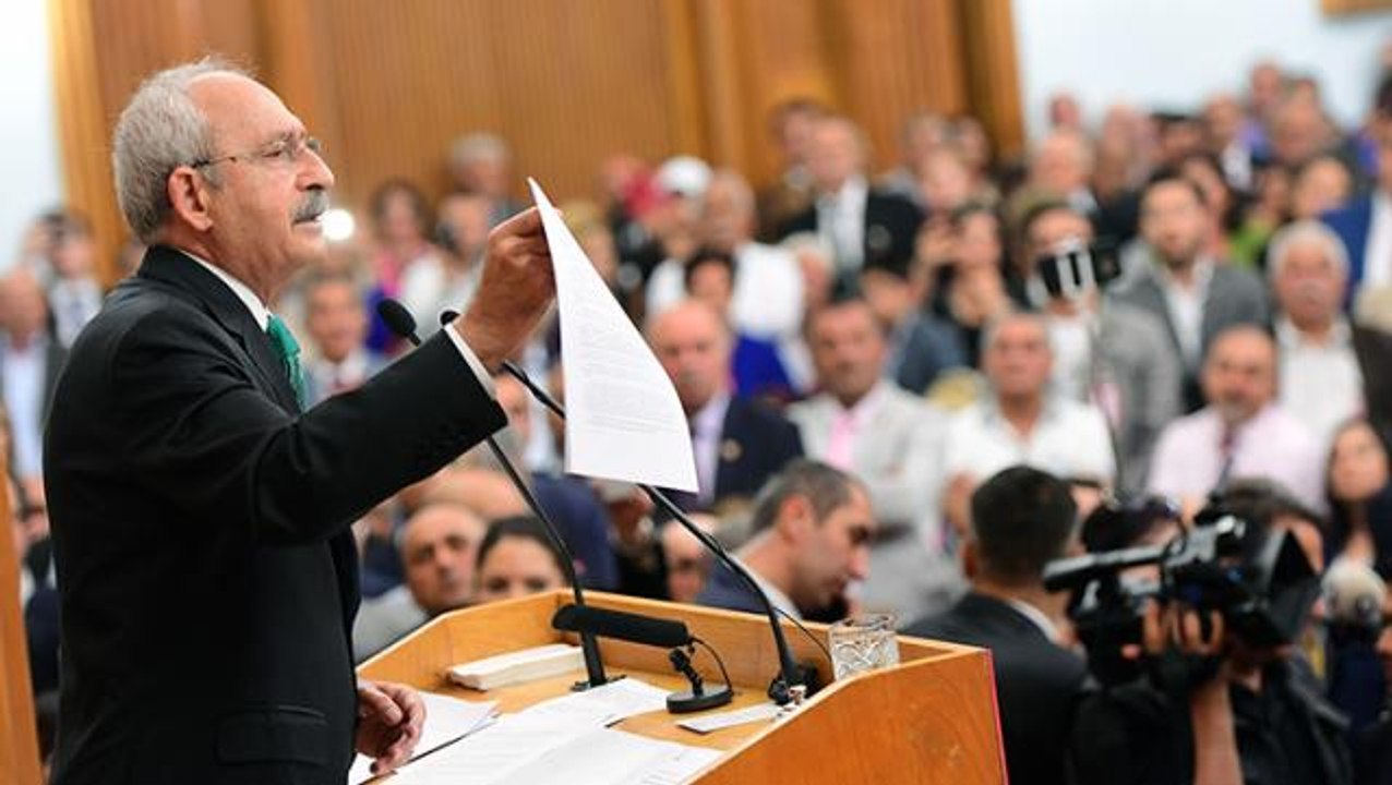 Kılıçdaroğlu, Sivaslı bir vatandaşın eline sıkıştırdığı notu okuyup öğretmen ve sağlıkçılara atama sözü verdi