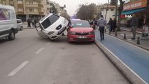 Kaza yapan araç park halindeki aracın üzerinde asılı kaldı