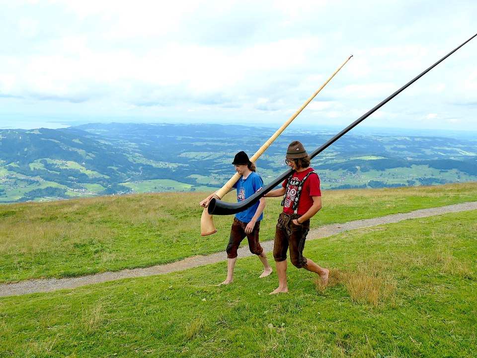 Auf Tour - Z’Fuaß Trailer Deutsch German (2022)