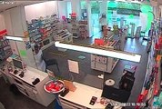 La cámara de seguridad graba el atraco con cuchillo en una farmacia de A Coruña