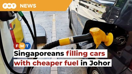 Video herunterladen: Singaporeans filling cars with cheaper fuel in Johor draws the ire of Malaysian authorities