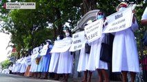 شاهد: عشرات الكهنة والراهبات في مسيرة تضامناً مع المتظاهرين في سريلانكا