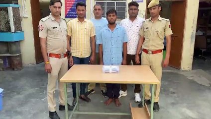 Video herunterladen: पिस्टल लेकर घूम रहा बदमाश चढ़ा पुलिस के हत्थे