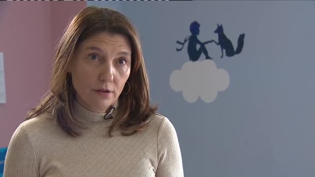 Jorge llega caminando a clase por primera vez