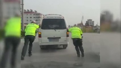 Yolda kalan aracı polisler itti