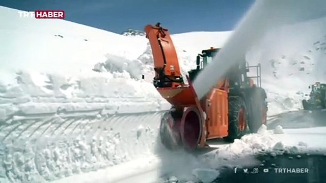 Bahçesaray'da, kalınlığı 5 metreyi aşan karla mücadele sürüyor