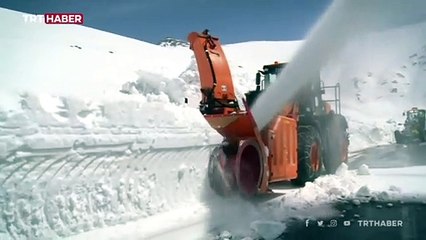 Bahçesaray'da, kalınlığı 5 metreyi aşan karla mücadele sürüyor