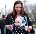 Avukat anne ve mübaşir baba törene 7 aylık bebeğiyle katıldı