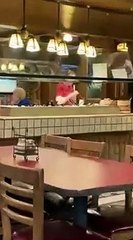 Grand-mère va vous dégouter lors du buffet de ce restaurant