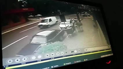 Vídeo mostra motociclista sendo arremessado na via após colisão com utilitário no Centro