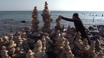 Ukrayna devlet arması yapmak için taş üstüne taş koyan Odessalı sanatkar