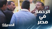 الرحمة في قلوب المصريين.. إنقاذ طفل يعتدي عليه والده بوحشية في الشارع