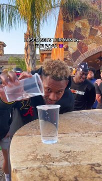 Ce jeu est juste génial : water cup challenge