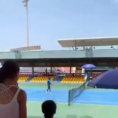 Un jeune espoir du tennis français de 15 ans gifle son adversaire après une défaite