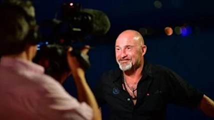 Vincent Lagaf&#039; en fauteuil roulant après son accident  vidéo étonn@nte de l&#039;animateur