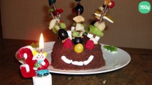 Brochettes de fruits frais et de bonbons version anniversaire d'enfants