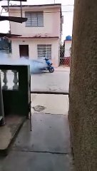 Moto eléctrica se incendia en plena calle en Matanzas