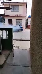 Download Video: Moto eléctrica se incendia en plena calle en Matanzas