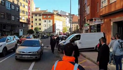 La policía en el lugar donde hallaron a una niña de 14 años apuñalada