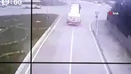 Son dakika haberi... 2'si ağır 25 kişinin yaralandığı kaza anı kamerada
