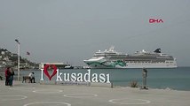 İki kruvaziyer gemi ile Kuşadası'na bin 114 turist geldi