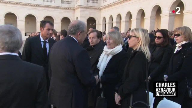 GALA VIDEO - Hommage national à Charles Aznavour : sa femme et ses enfants émus mais dignes