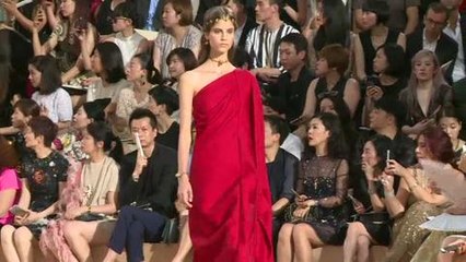 Haute couture: Valentino lance un hymne à la beauté