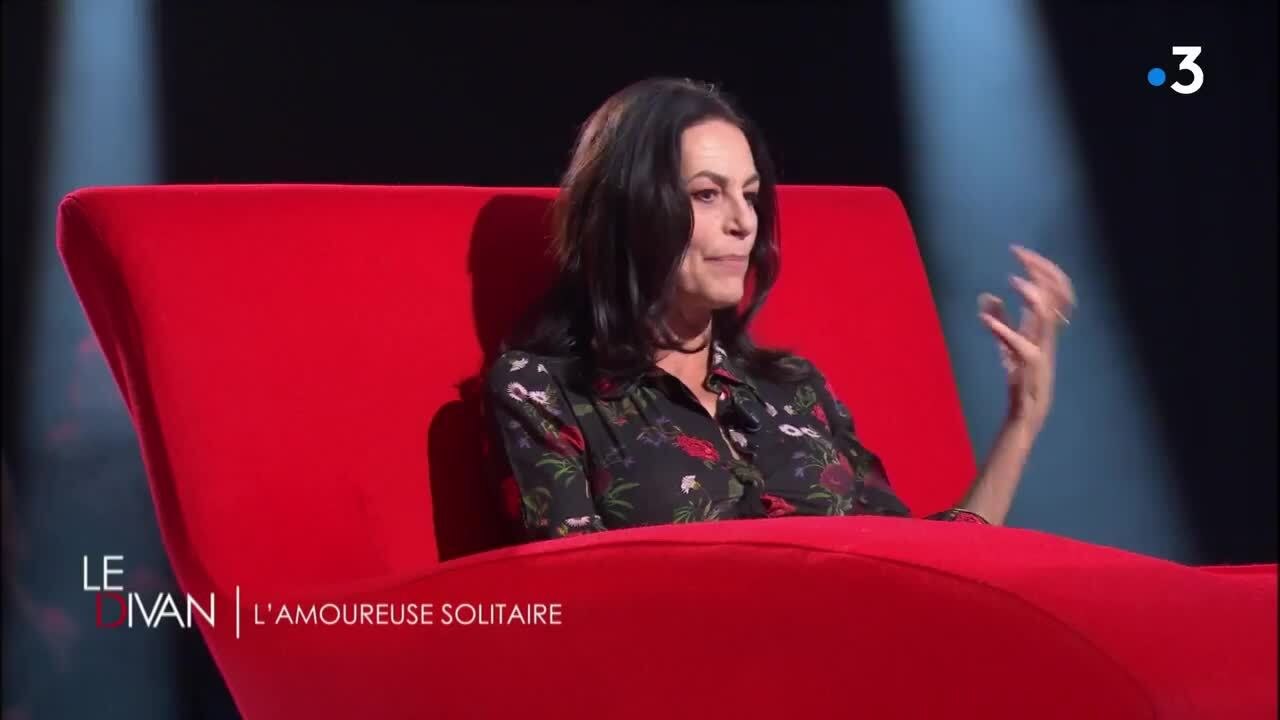 GALA VIDÉO - Lio battue par son compagnon, comment sa demi-soeur Helena Noguerra l'a sauvée
