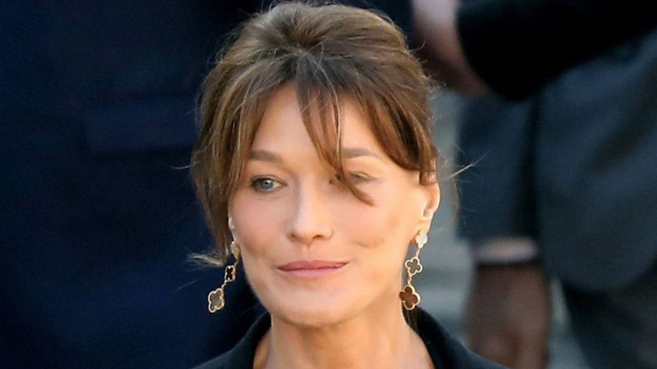 GALA VIDEO – Carla Bruni-Sarkozy : un duo inattendu avec un chanteur pas vraiment fan de son époux