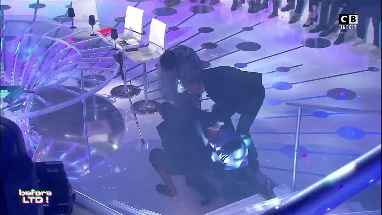 L'énorme chute de Franz-Olivier Giesbert sur le plateau des Terriens du dimanche