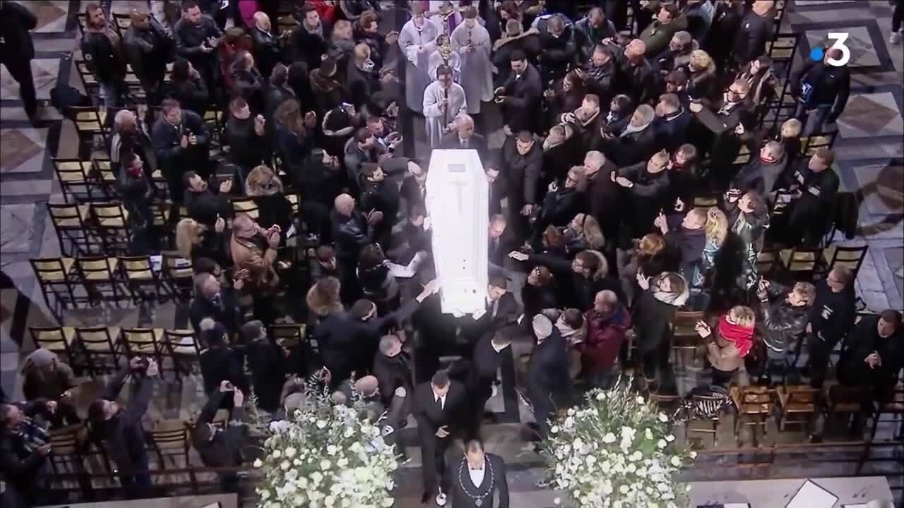 GALA VIDÉO - Johnny Hallyday : ce qui a bien fait rire Eddy Mitchell lors de l’hommage populaire