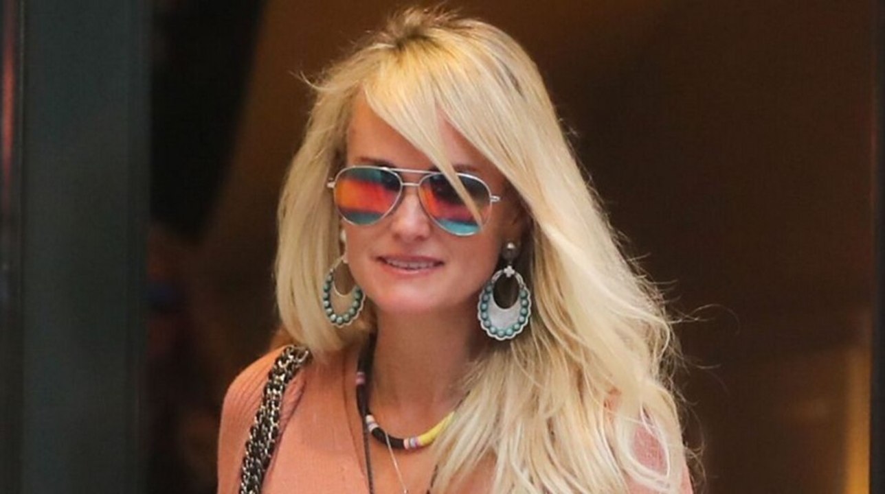 GALA VIDEO : Laeticia Hallyday pas tendre avec son arrière grand-mère : elle lui « parlait mal » devant témoins au début de son mariage