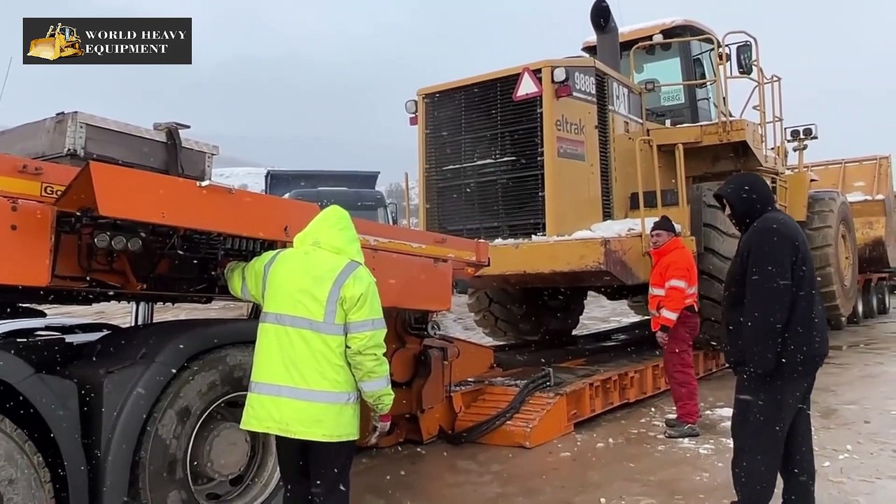 It's SNOWING! Let's Transport The Caterpillar 988G Wheel Loader! (Heavy Transports) -- WORLD HEAVY EQUIPMENT