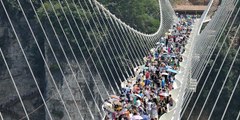 La Chine a fermé le pont de verre le plus haut et le plus long du monde