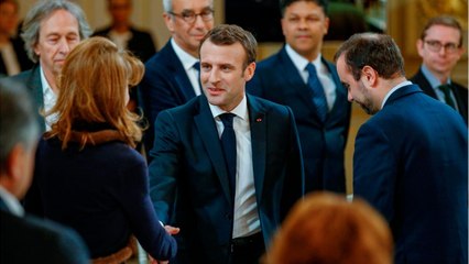 GALA VIDEO - Emmanuel Macron : quel est son secret pour avoir un costume impeccable même après plusieurs heures d’avion ?