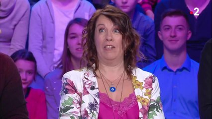 GALA VIDEO - Nagui taquine une candidate sur...  ses fiançailles !