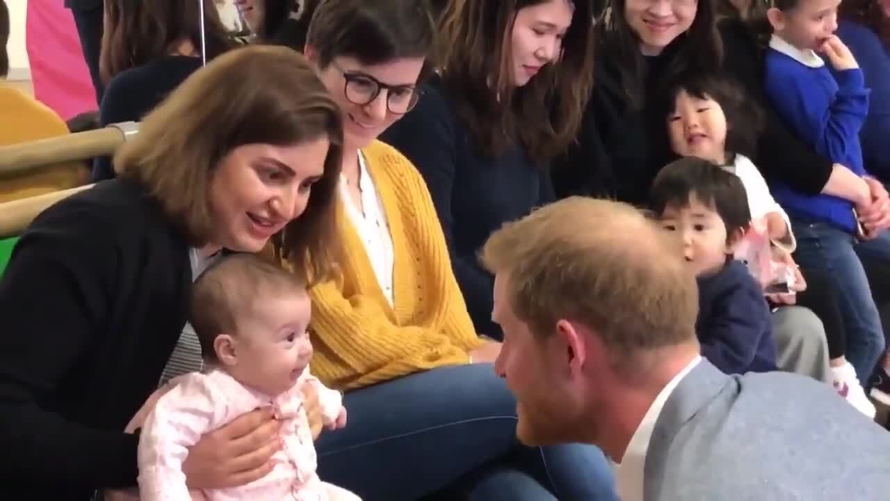 GALA VIDEO - Harry, futur papa, complètement gaga et plein de questions devant un bébé de 3 mois
