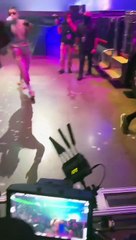 ¡El hombre más afortunado! Bad Bunny intercambia lentes con fan durante concierto