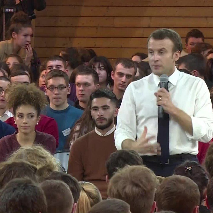 Emmanuel Macron envisage une fiscalité du carburant indexée sur le cours du pétrole