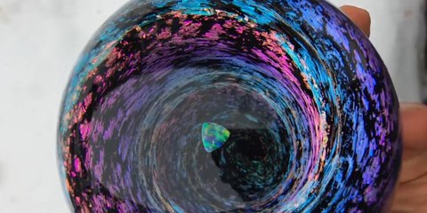 Ces petites sphères en verre donnent l'impression de tenir des tourbillons de galaxies dans la paume