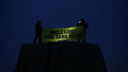 Nucléaire: Greenpeace bloque un camion de transport à Evrecy