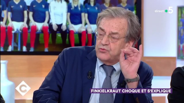 GALA VIDEO - Alain Finkielkraut défend son point de vue sur le football féminin