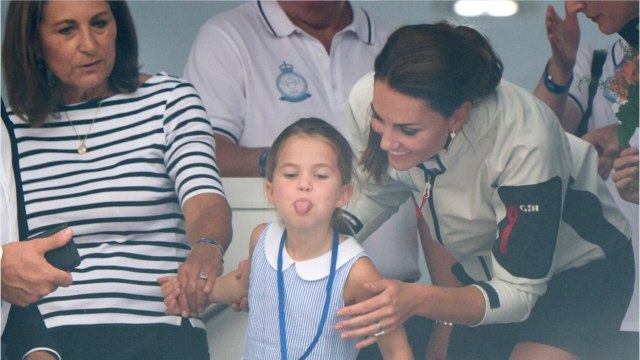 GALA VIDEO - La princesse Charlotte tire la langue aux photographes, Kate Middleton réagit